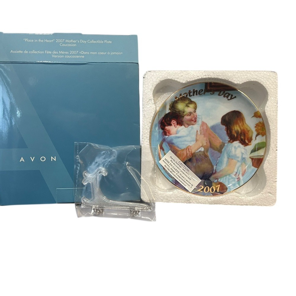 Avon Mother’s Day 2007 Collectible Plate w/display stand